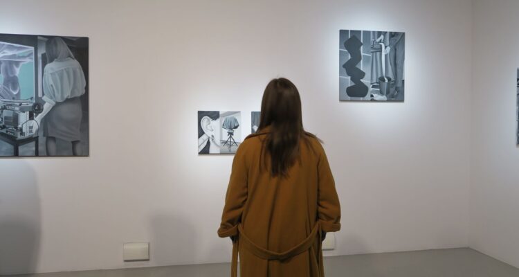 "Powiększenie", w tle obrazy Edny Baud, fot. Diana Kołczewska, Archiwum Galerii Labirynt