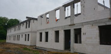 Oficjalne wmurowanie aktu erekcyjnego pod budowę nowego kompleksu budynków Specjalnego Ośrodka Szkolno-Wychowawczego w Bystrzycy